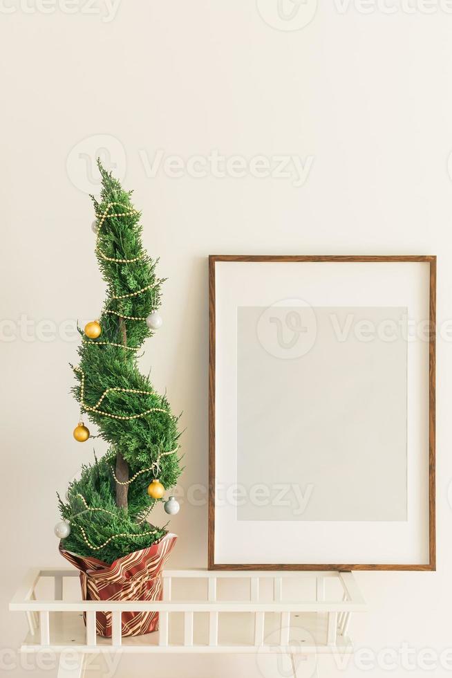 intérieur cyprès ou thuya dans pot est décorer des balles babioles comme Noël arbre. alternative Noël des arbres et maquette avec vide Vide pour publicité. copie espace et espace pour texte photo