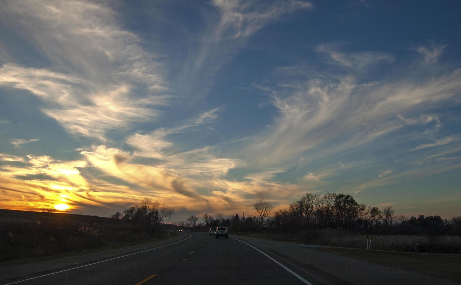 coucher de soleil sur une route photo