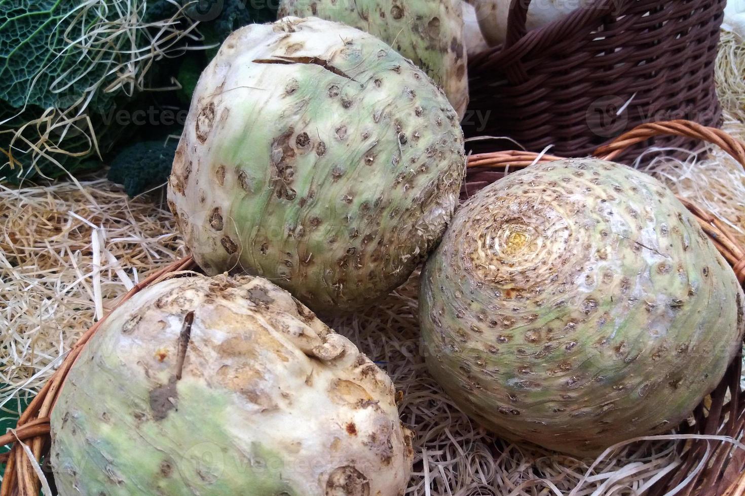 empiler de céleri-rave sur une marché stalle photo