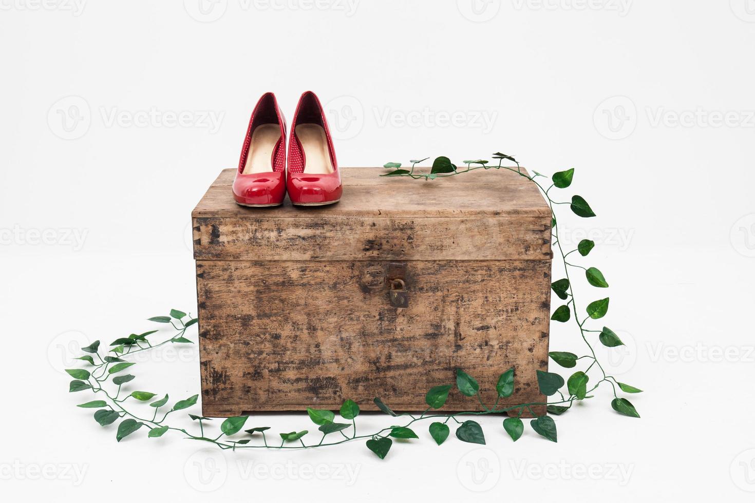 chaussures rouges avec boîte sur fond blanc photo