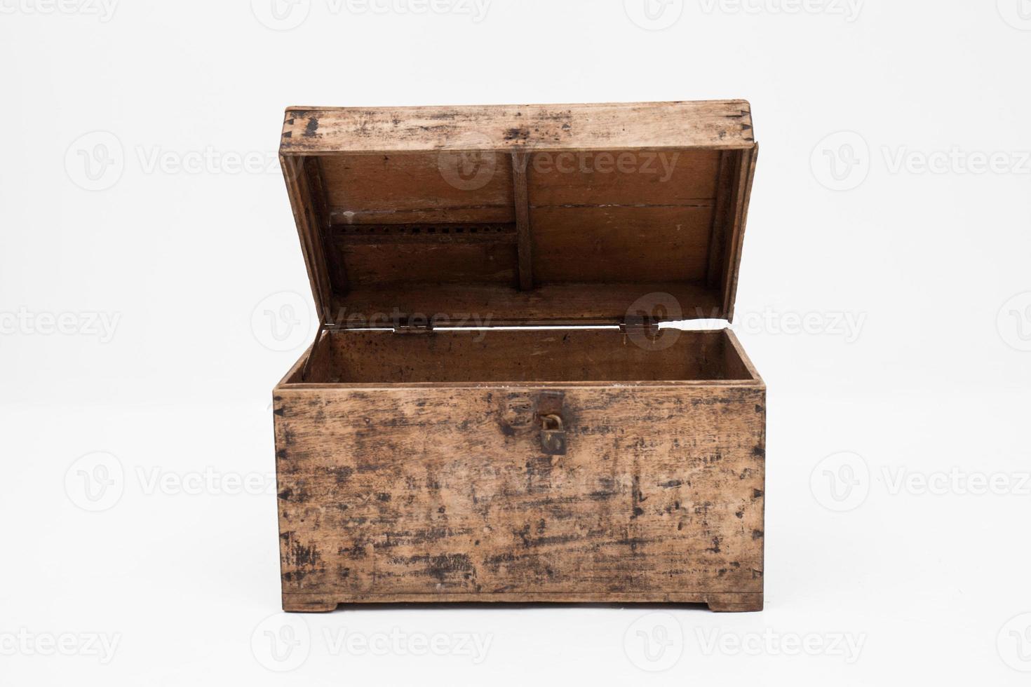 boîte en bois sur fond blanc photo