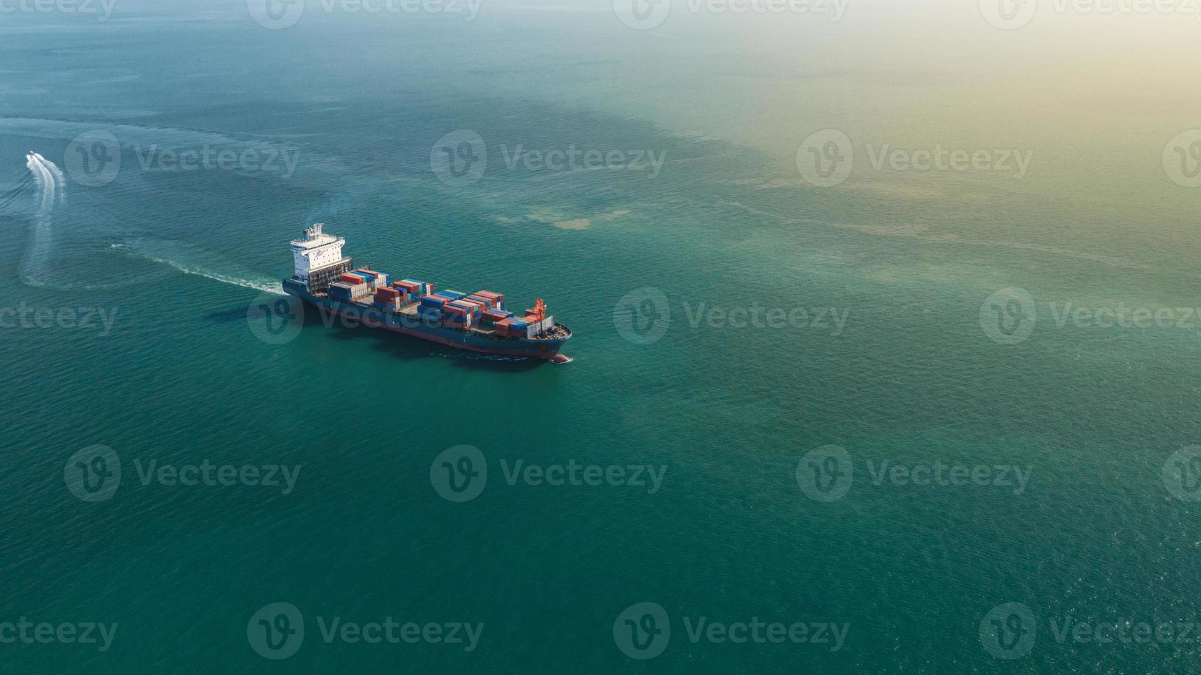 Vue aérienne de dessus du grand cargo porte-conteneurs photo