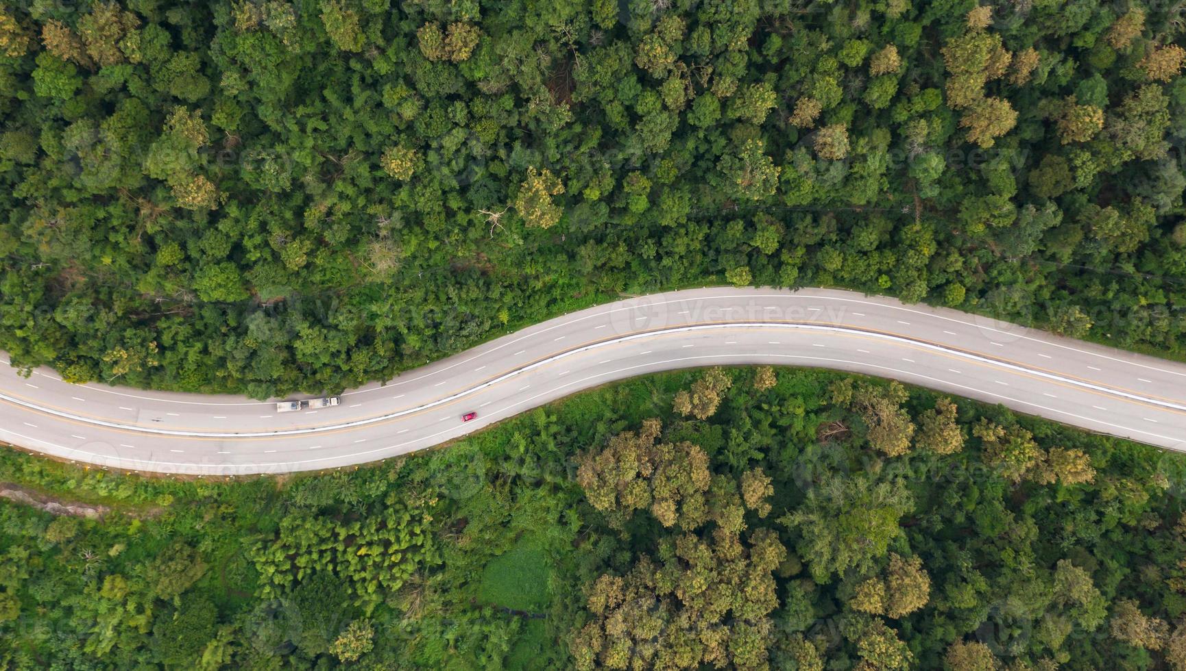 Vue aérienne de dessus de la route de la voie dans la forêt, vue du drone photo