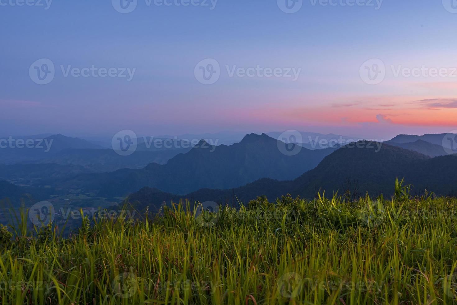 High angle viewpoint coucher de soleil sur les montagnes et la forêt photo