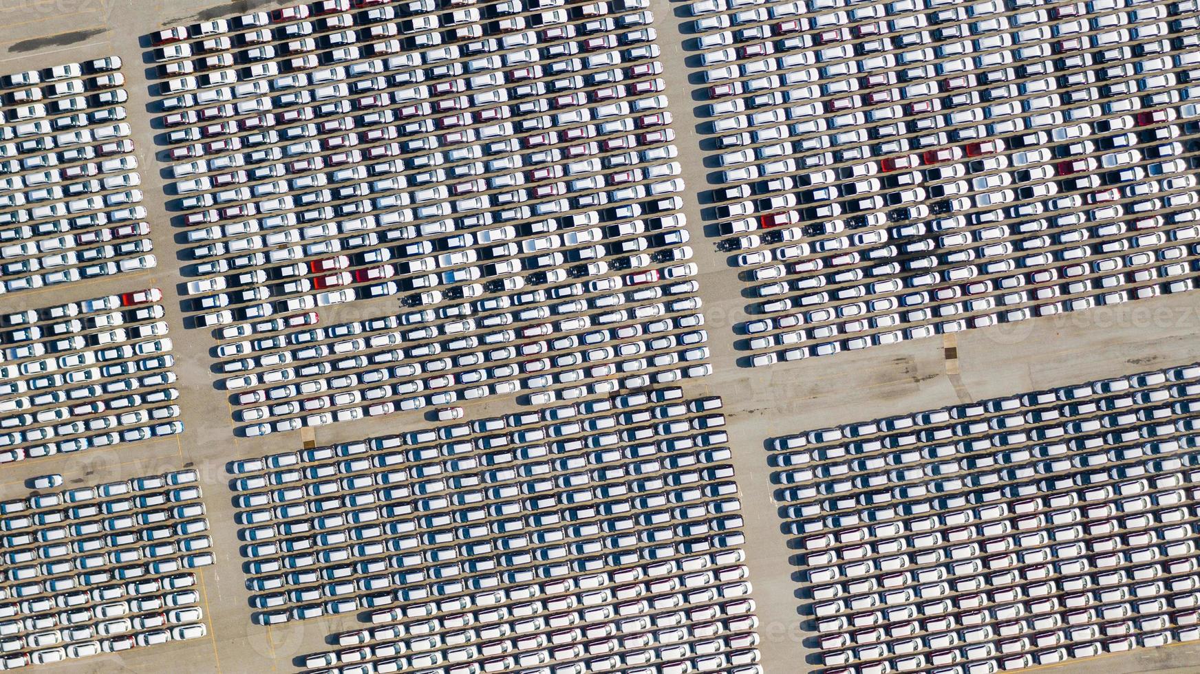 Vue aérienne du parking pour voitures neuves photo