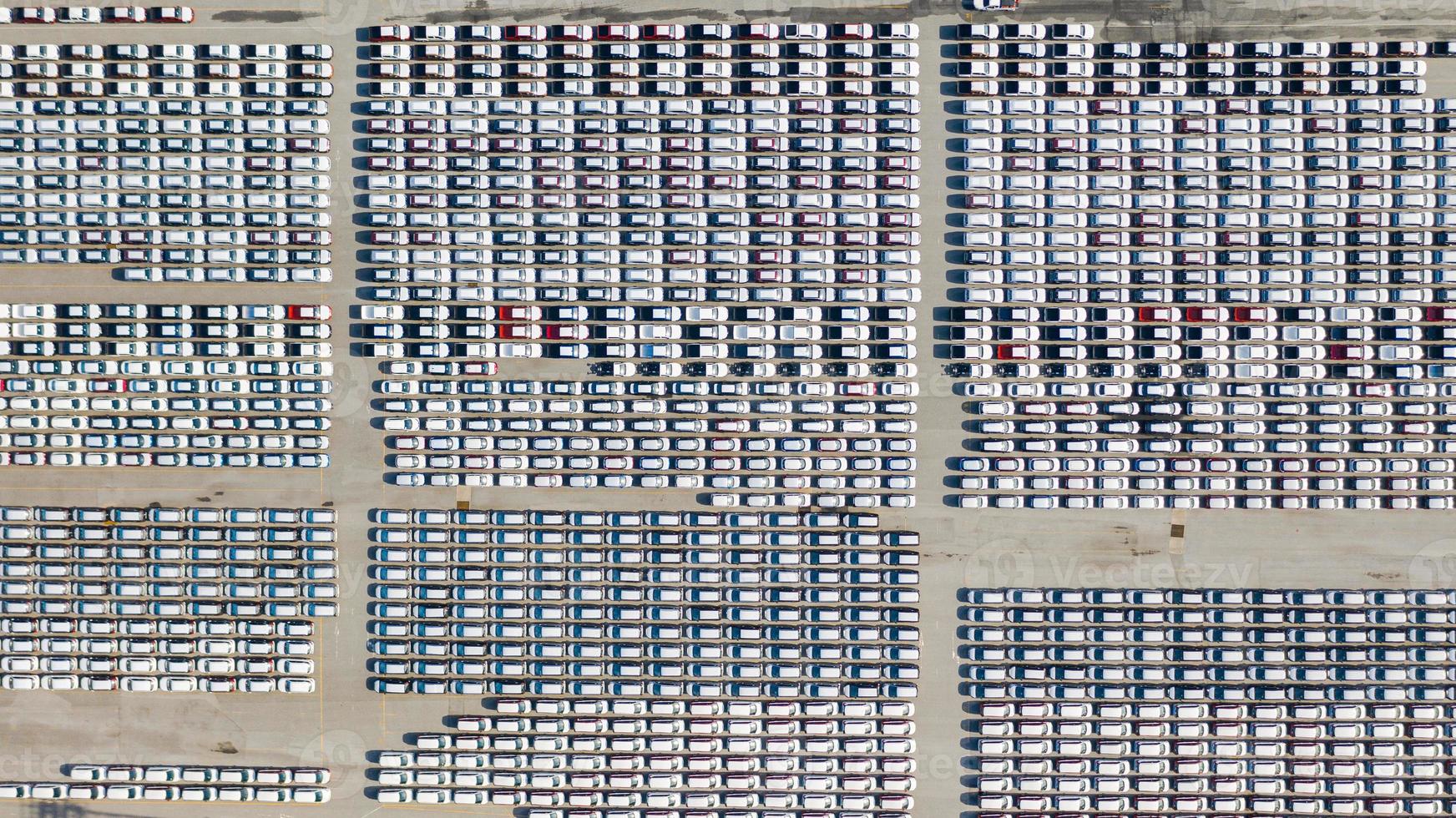 Vue aérienne du parking pour voitures neuves photo