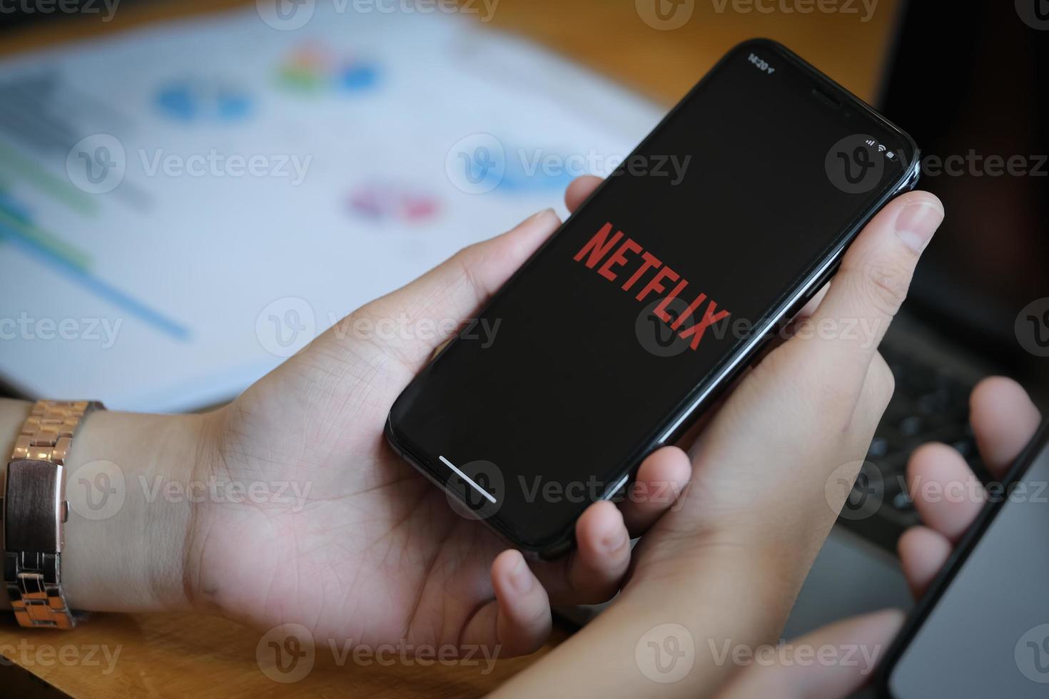 Chiangmai, Thaïlande, 23 janvier 2021 - personne utilisant l'application Netflix photo