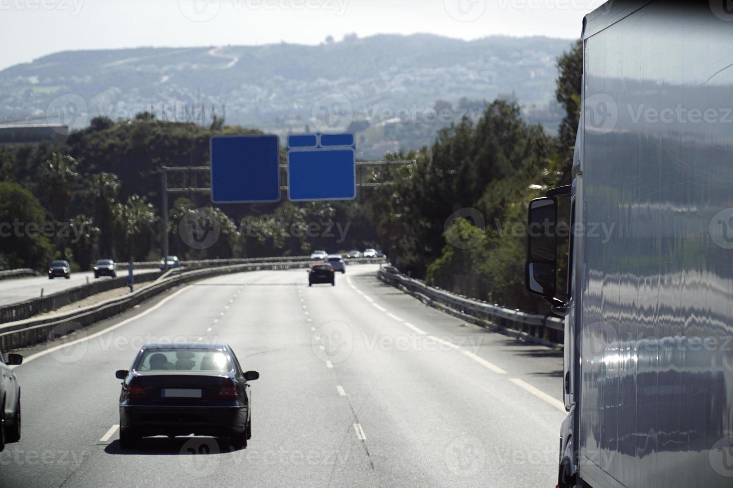 un camion sur une route - fermer photo