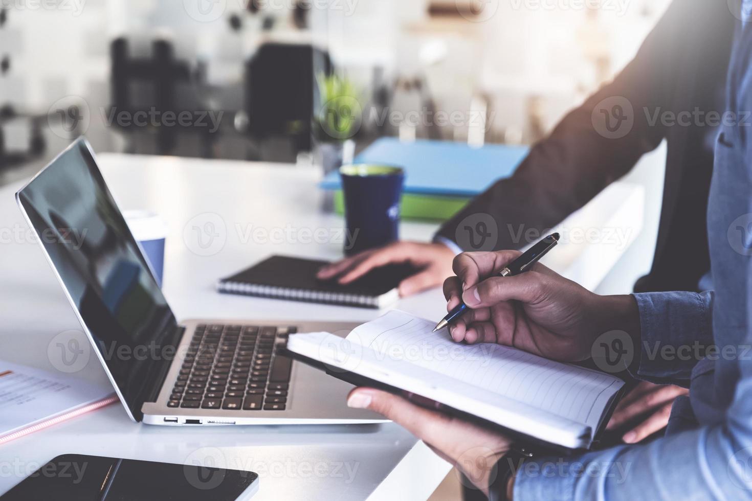 Groupe d'hommes d'affaires et de comptables vérifiant des documents de données sur une tablette numérique pour enquêter sur des comptes de corruption. concept anti-corruption photo