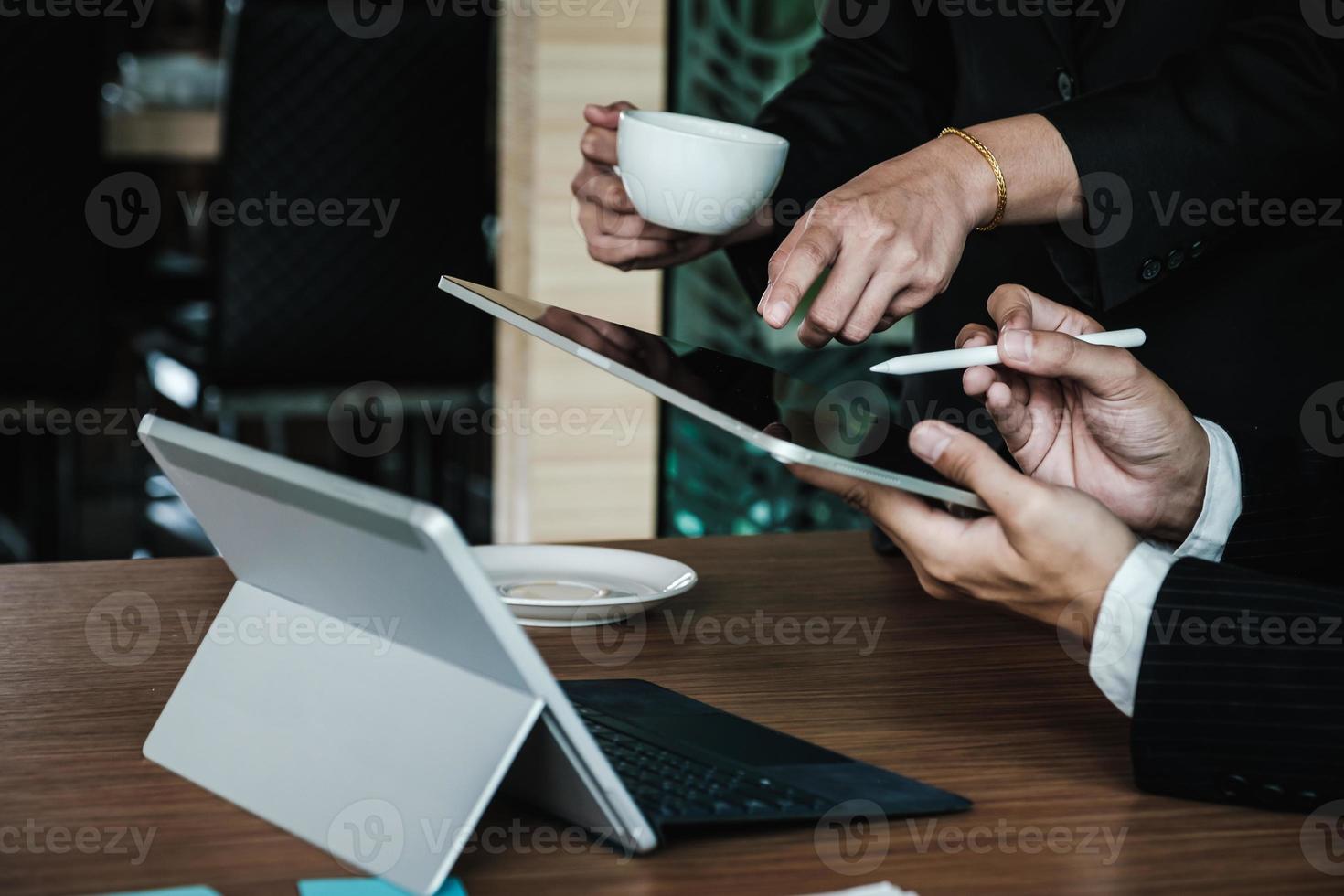 conseil et discussion des gérants de fonds, analyse, investissement en bourse par tablette numérique. photo