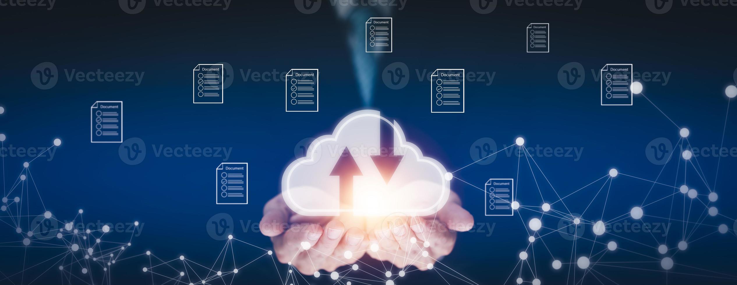 homme touchant se connecter aux informations de données sur le concept de réseau de stockage Internet de la technologie informatique en nuage et une grande base de données mégadonnées via la technologie Internet, téléchargement et téléchargement de partage en nuage photo