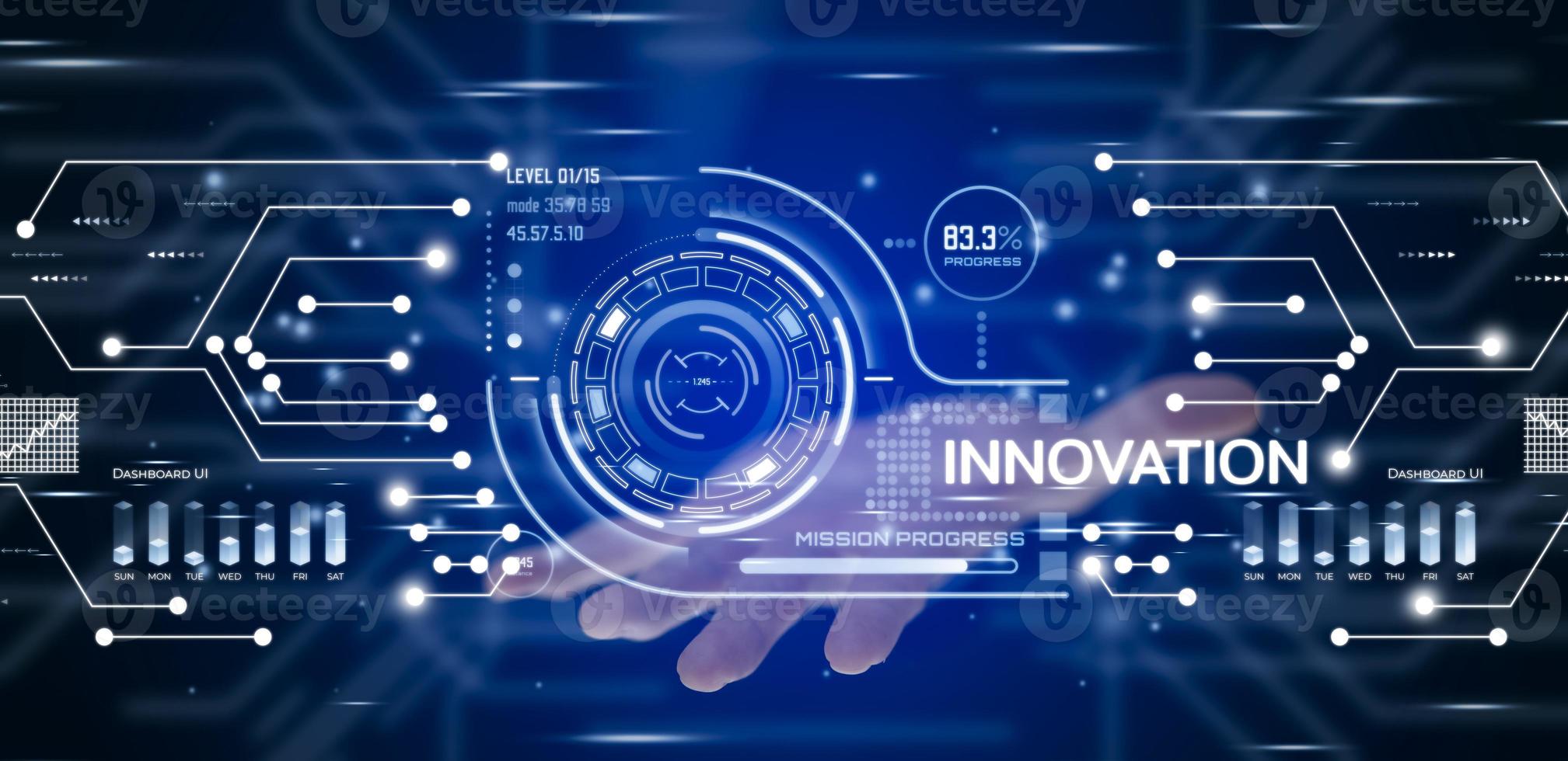 innovation avec concept d'interface utilisateur graphique, homme d'affaires pointant sur un écran panoramique virtuel. idées innovantes présentées par des consultants en gestion à l'écran, conception, développement d'inventions photo