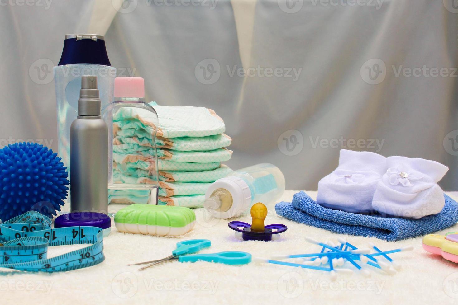 bébé accessoires sucette, bouteille, jetable couches, ciseaux, fonds pour le bain, le Balle pour massage, mètre à mesure le croissance de le enfant, peigne, pétrole pour corps photo