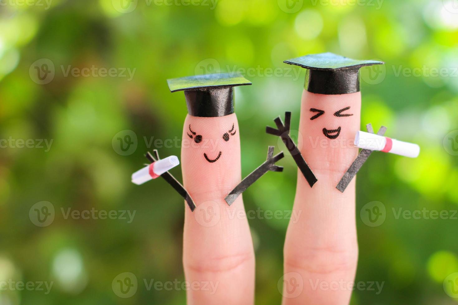 doigt art de amis. groupe de élèves en portant leur diplôme après l'obtention du diplôme photo