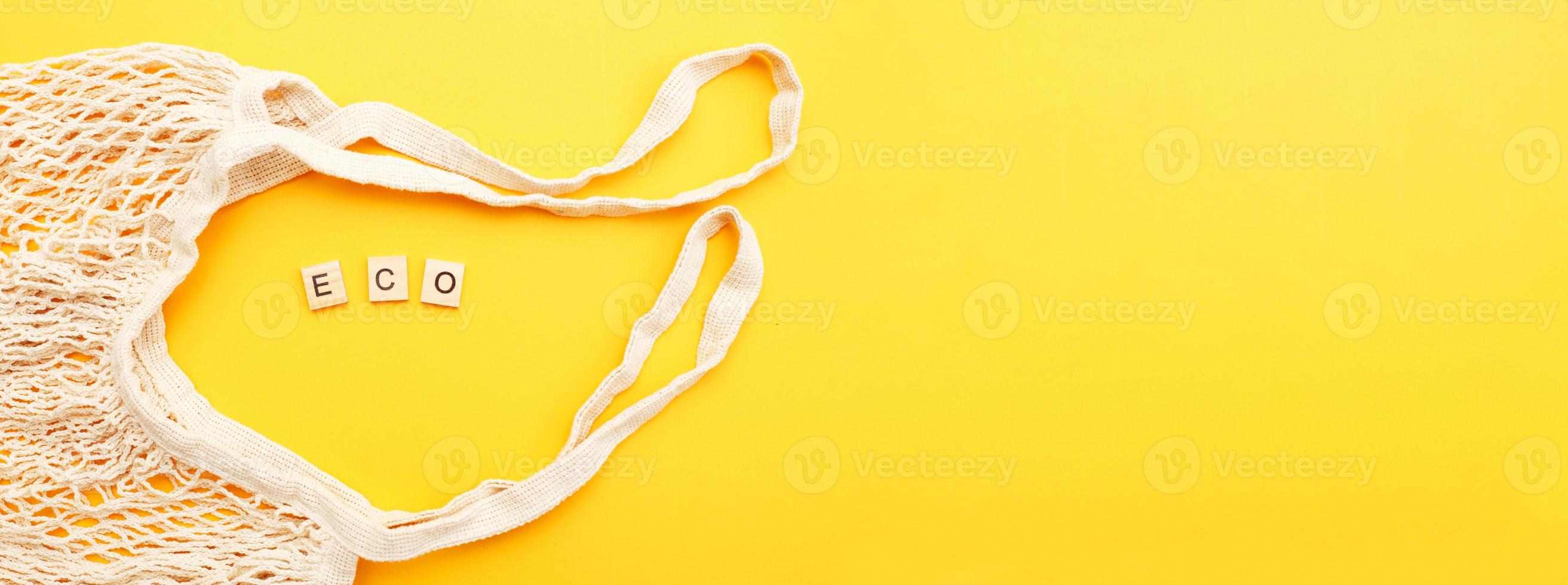 sac à provisions en corde réutilisable beige vide sur fond orange. sans plastique photo