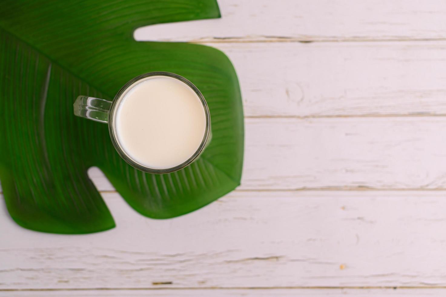 un verre de lait sur le bureau photo