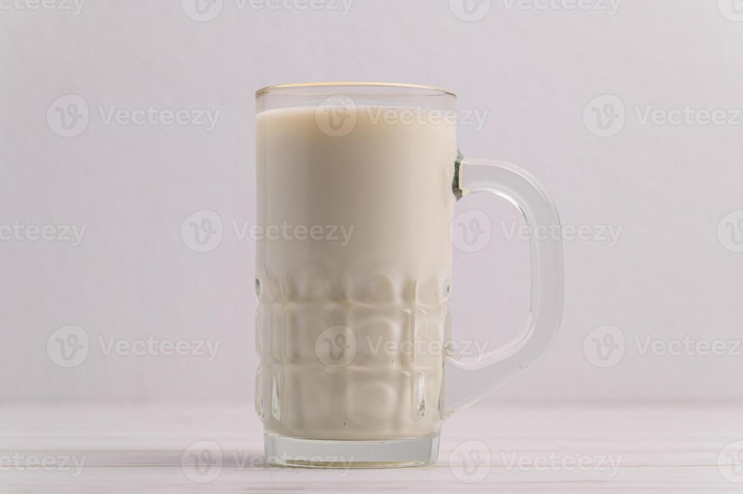 un verre de lait sur le bureau photo