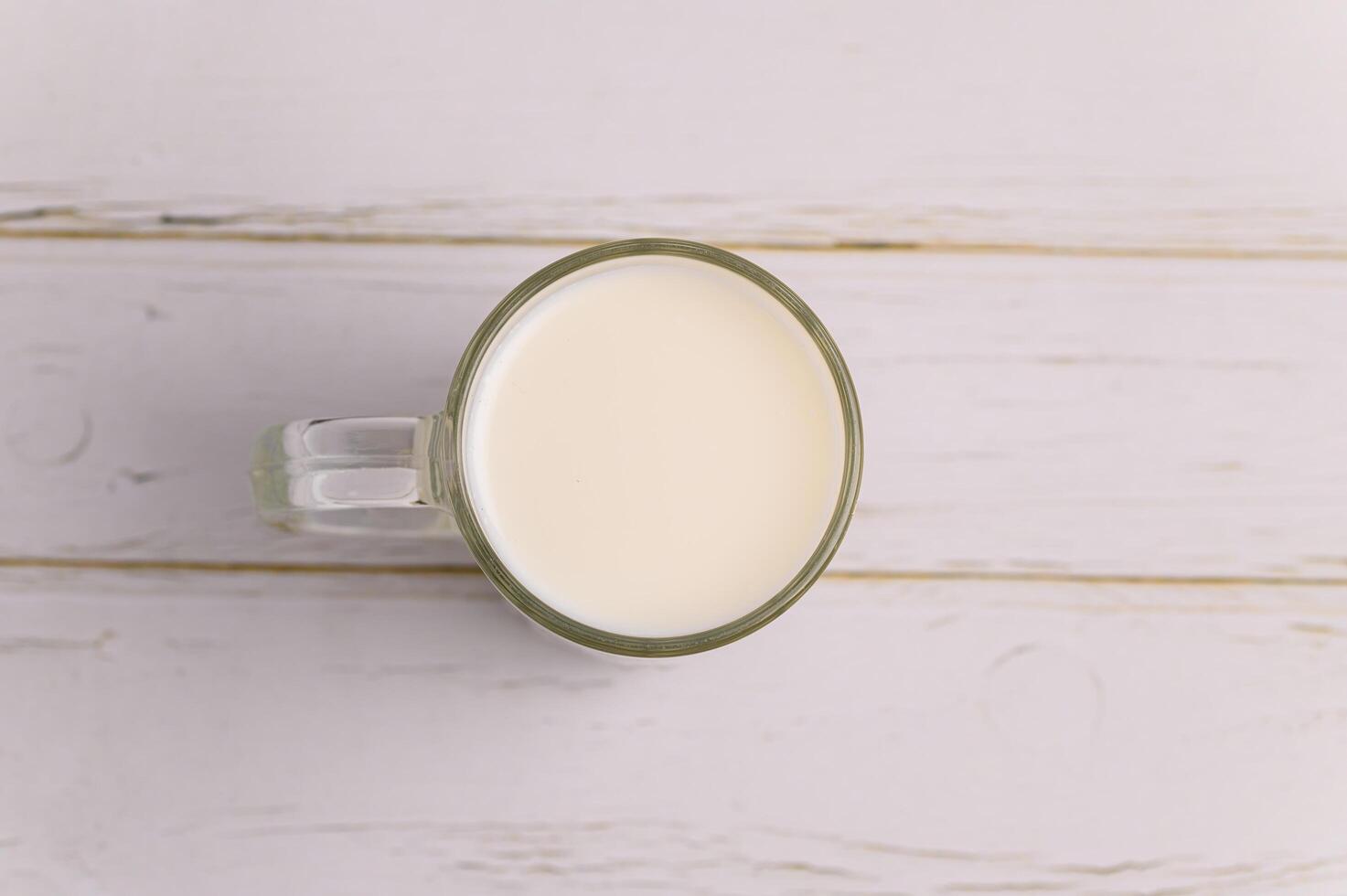 un verre de lait sur le bureau photo