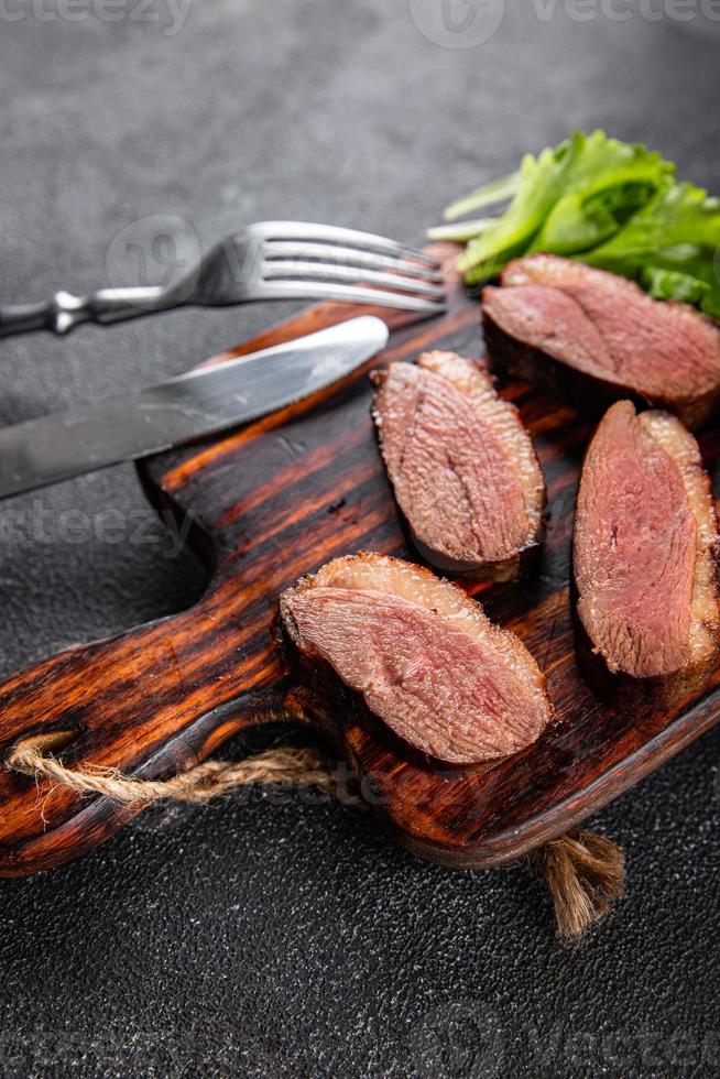 canard Sein rôti Viande la volaille repas nourriture casse-croûte sur le table copie espace nourriture Contexte rustique Haut vue photo