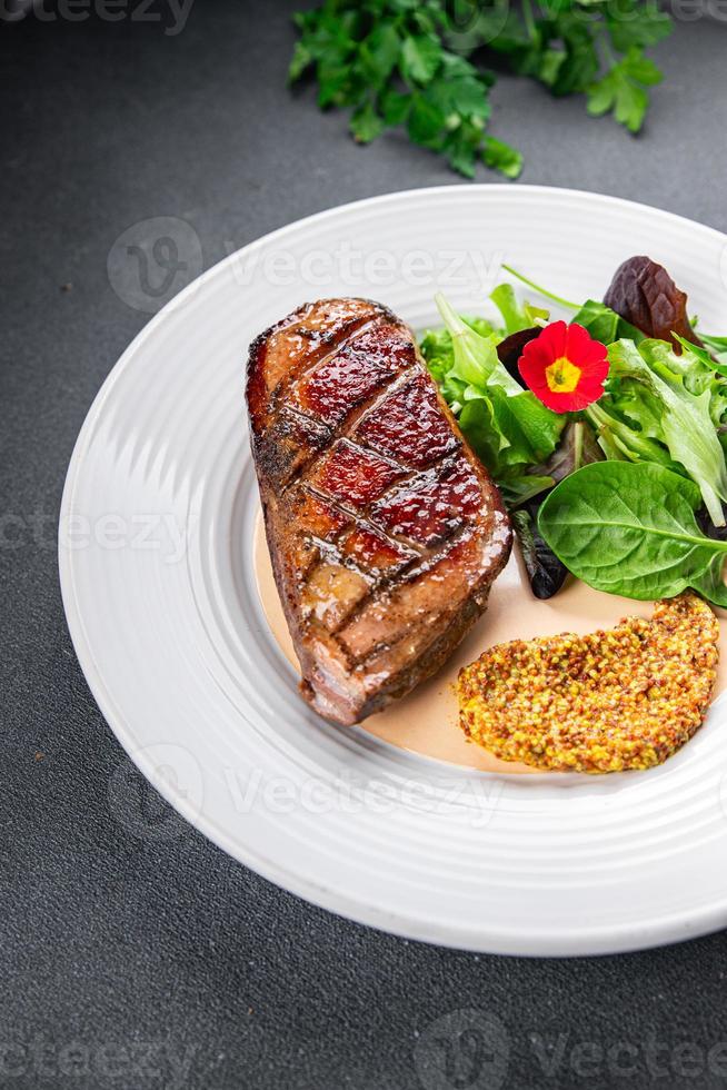 canard Sein rôti Viande la volaille repas nourriture casse-croûte sur le table copie espace nourriture Contexte rustique Haut vue photo