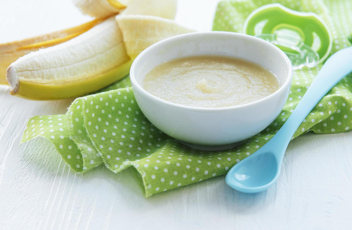 bol avec de la nourriture pour bébé aux fruits et de la banane photo