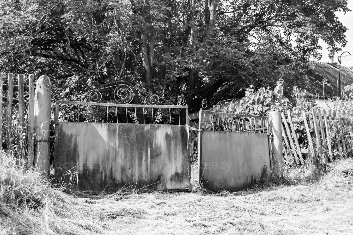 belle vieille porte de maison abandonnée dans le village sur fond naturel photo