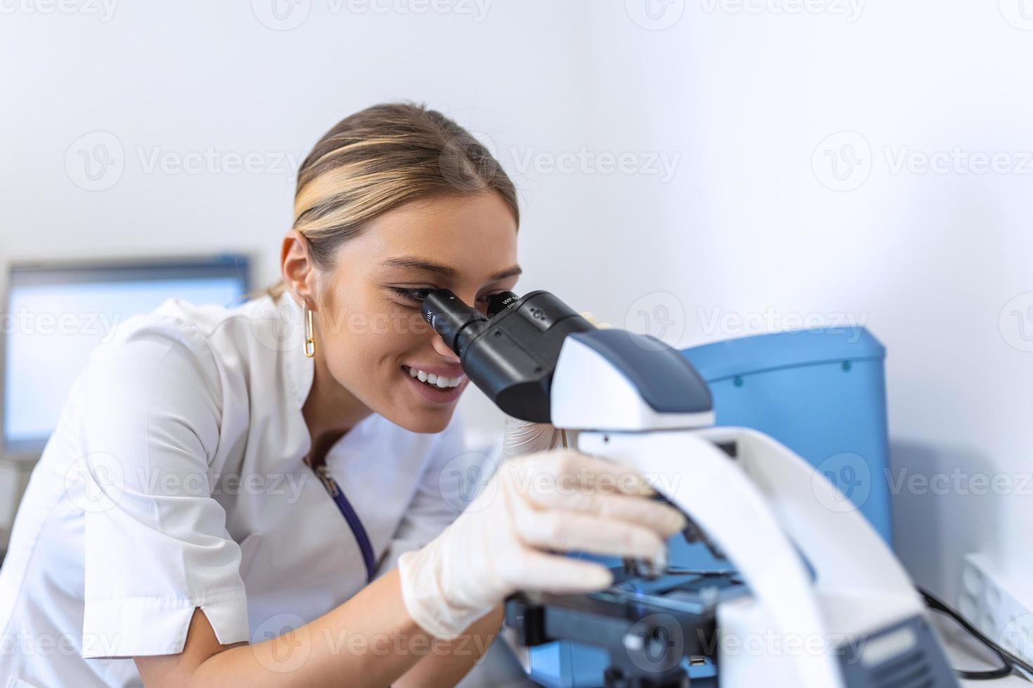 scientifique biochimiste ou microbiologiste travail recherche avec une  microscope dans laboratoire. 23125499 Photo de stock chez Vecteezy