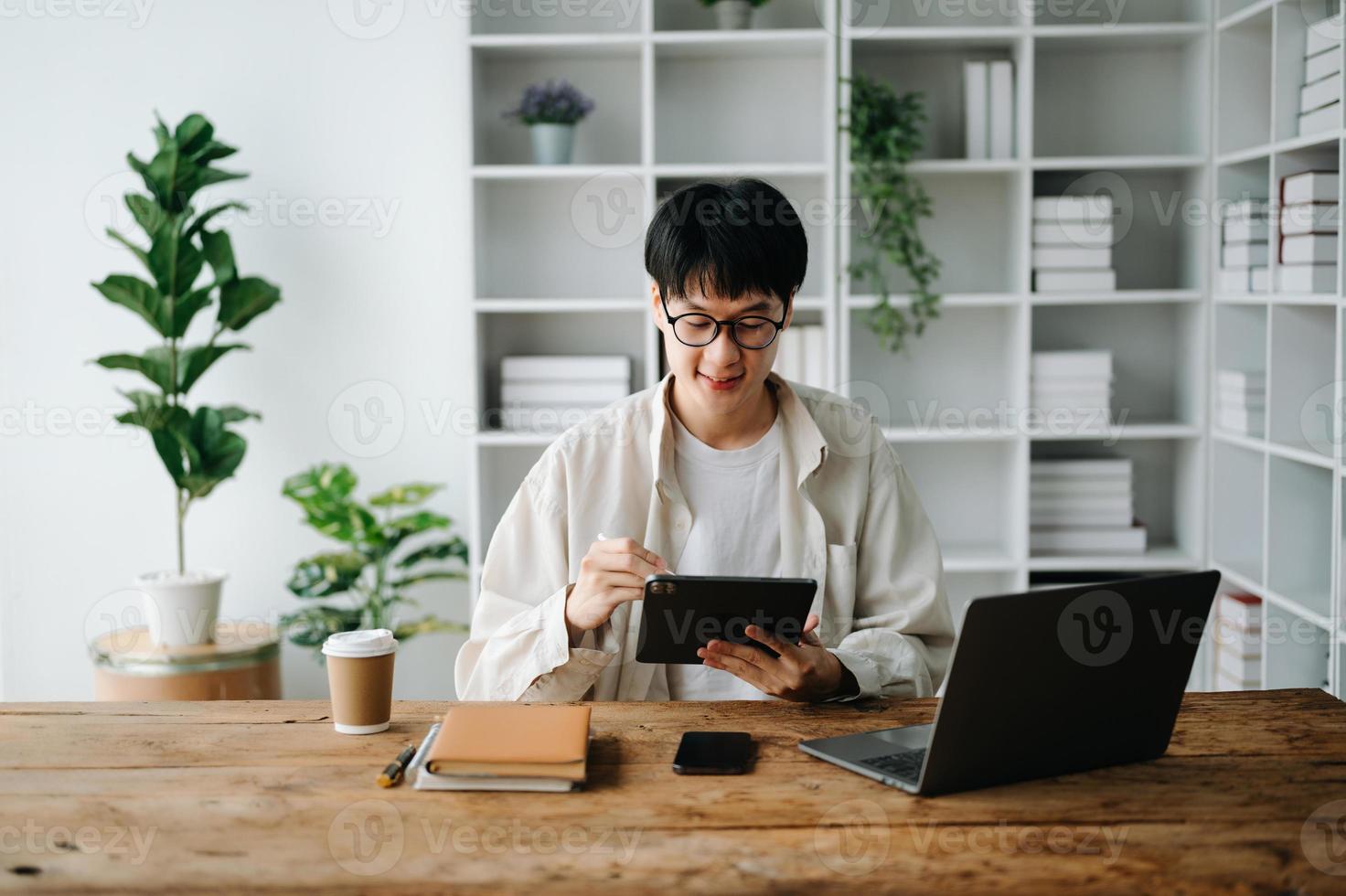 homme pigiste est travail sa emploi sur ordinateur tablette et portable Faire comptabilité une analyse rapport réel biens investissement données, financier à Bureau photo