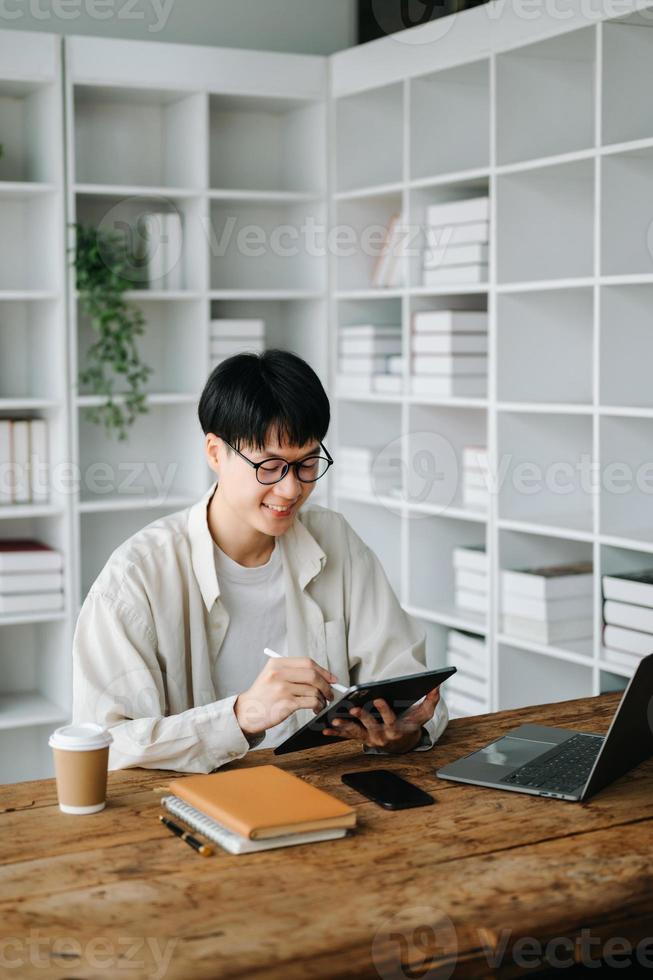 homme pigiste est travail sa emploi sur ordinateur tablette et portable Faire comptabilité une analyse rapport réel biens investissement données, financier à Bureau photo