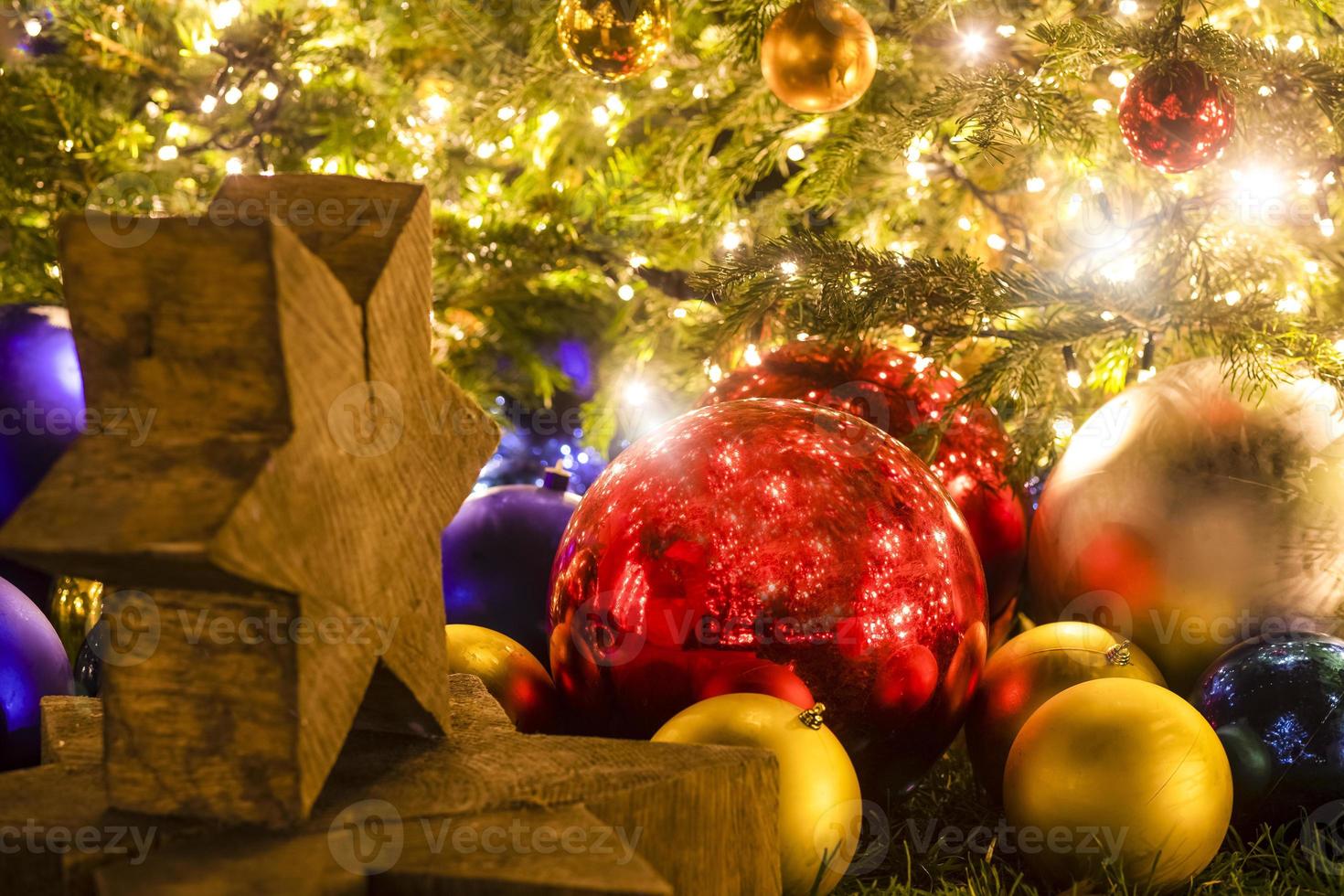 joyeux Noël vacances avec étoile et cœurs or sur le arbre, jouet chaussettes, joyeux Noël sur le bokeh Contexte content Nouveau année et famille bonheur Festival Contexte magnifique décorations. photo