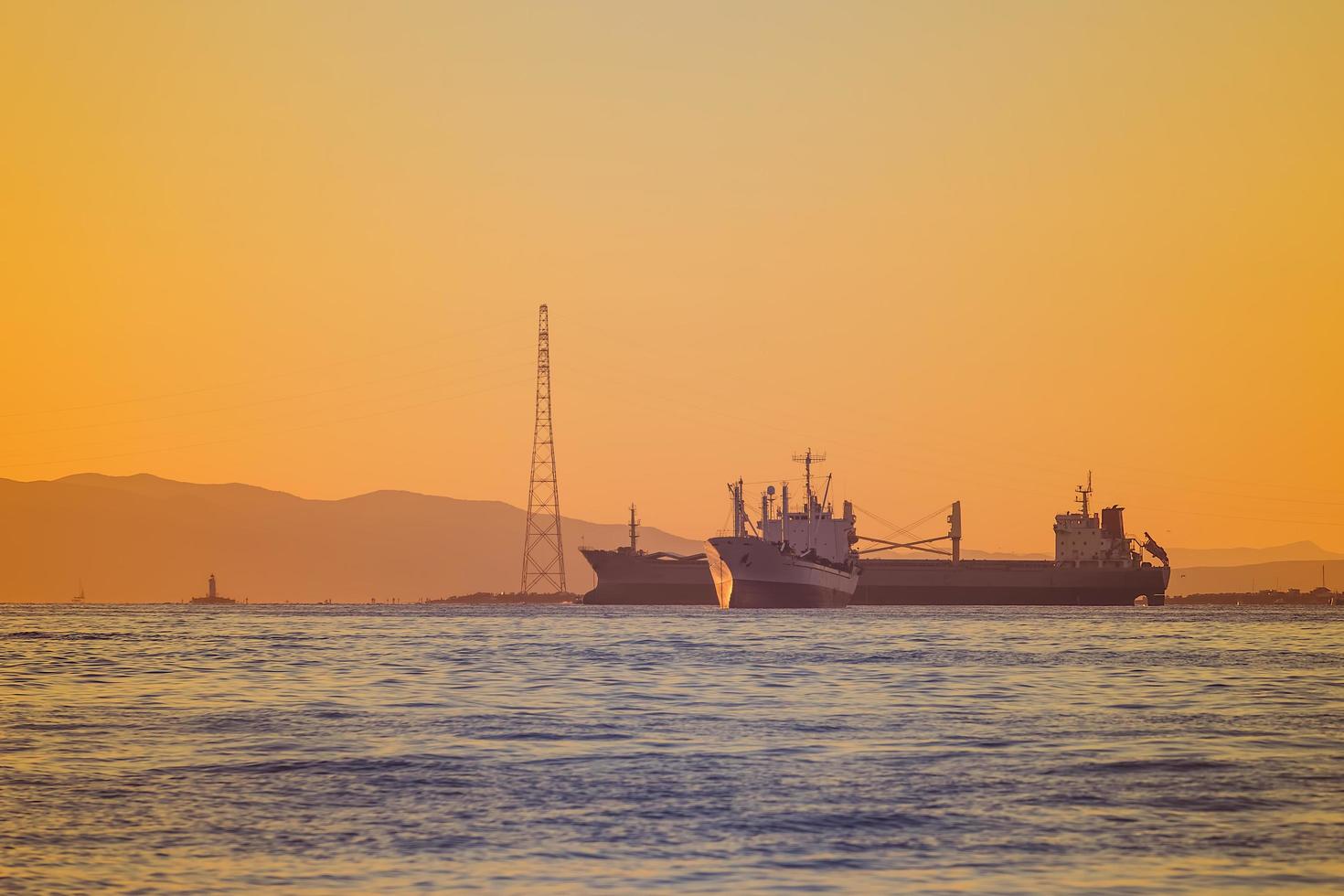 paysage marin avec vue sur le littoral de la ville. photo