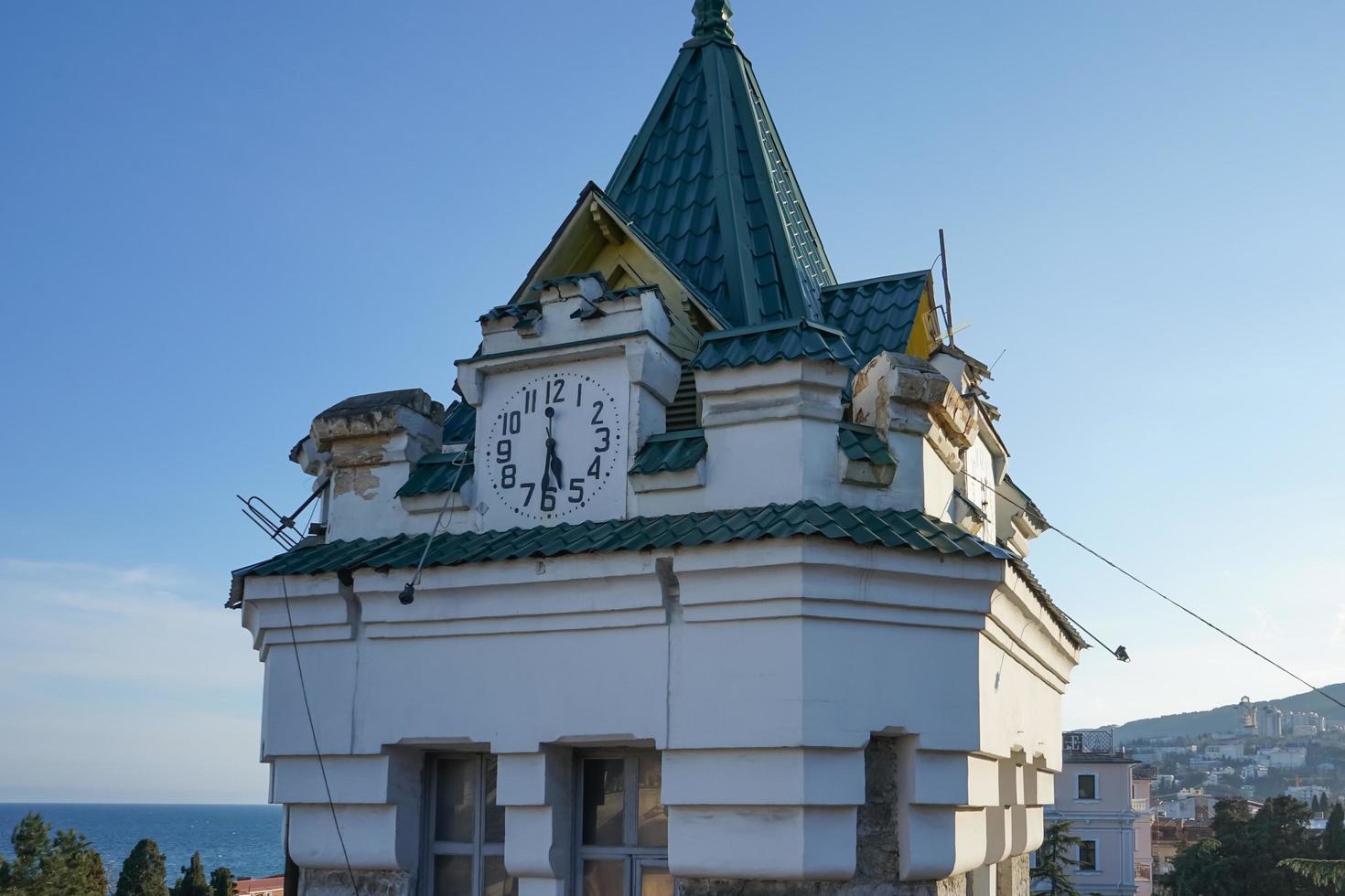 bâtiment avec une horloge sur un fond de ciel bleu. photo