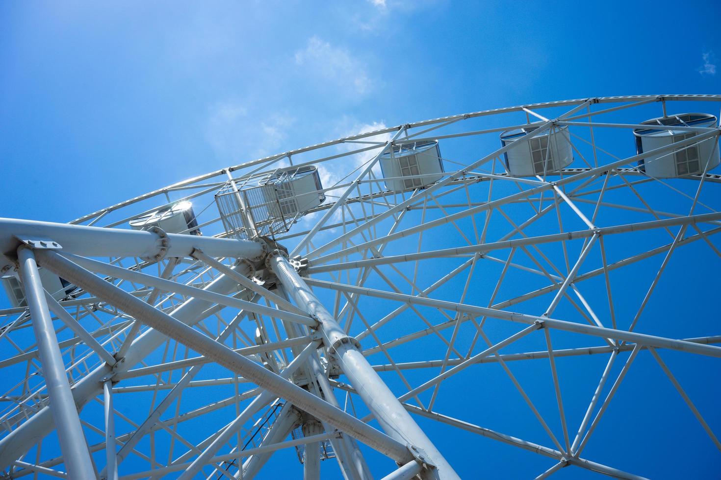 belle et moderne grande roue sur fond de ciel bleu. photo