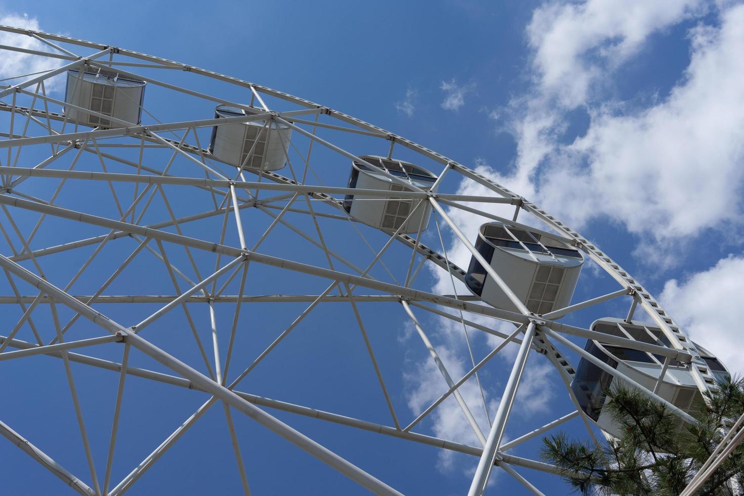 belle et moderne grande roue sur fond de ciel bleu. photo