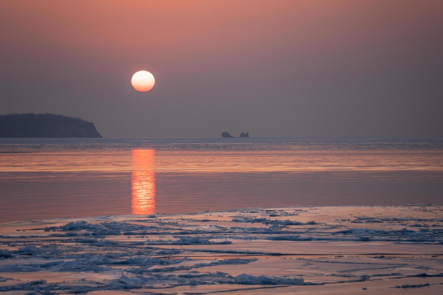 plage de glace de paysage marin et le coucher de soleil rouge. photo