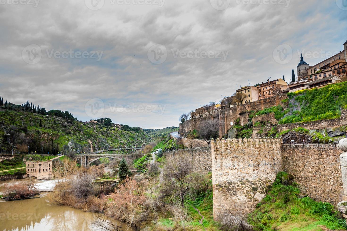 vue de le tage rivière à le magnifique toledo ville dans Espagne photo