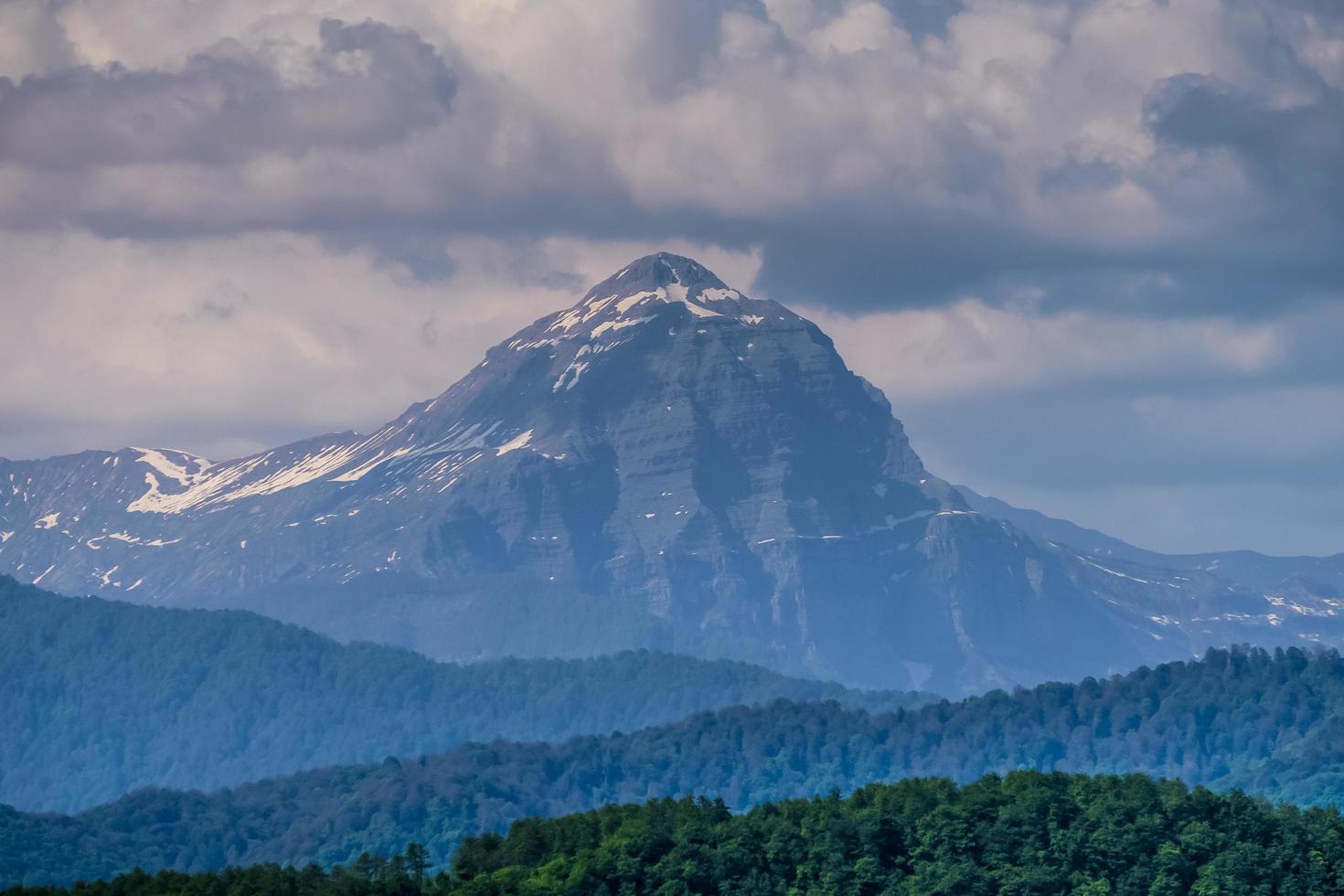 beau paysage avec vue sur la vallée et les montagnes photo