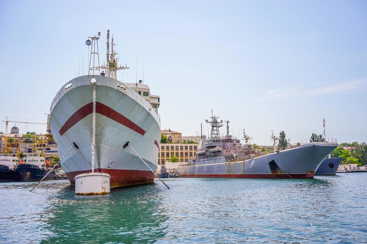 marin avec un navire dans la baie de sevastopol contre le ciel bleu. photo