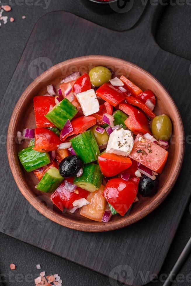 délicieux, Frais grec salade avec feta fromage, Olives, tomates et concombres photo