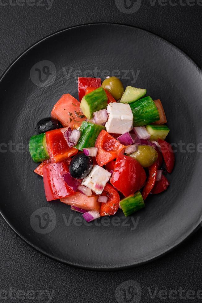 délicieux, Frais grec salade avec feta fromage, Olives, tomates et concombres photo