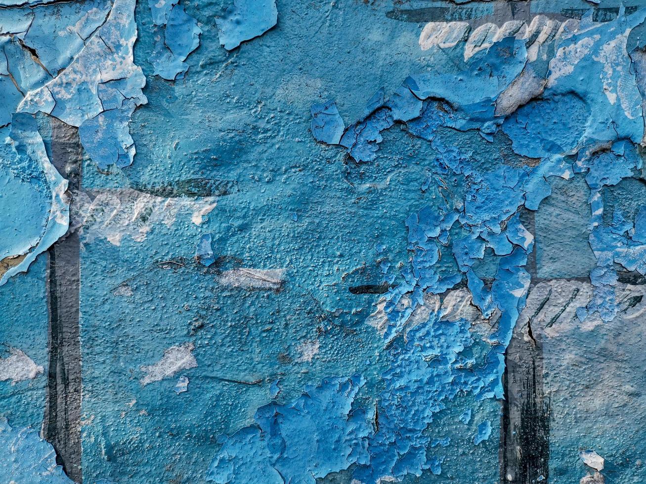 fond bleu avec de la peinture à l'huile craquelée sur du plâtre. photo