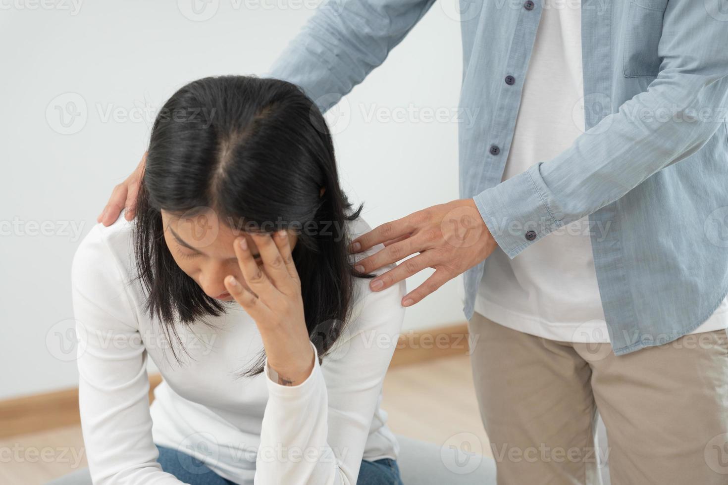 couple soutien chaque tandis que discuter famille problèmes avec psychiatre. mari encourage et empathie épouse souffre dépression. psychologique, divorce, confiance, se soucier, lieu de travail et santé questions. photo