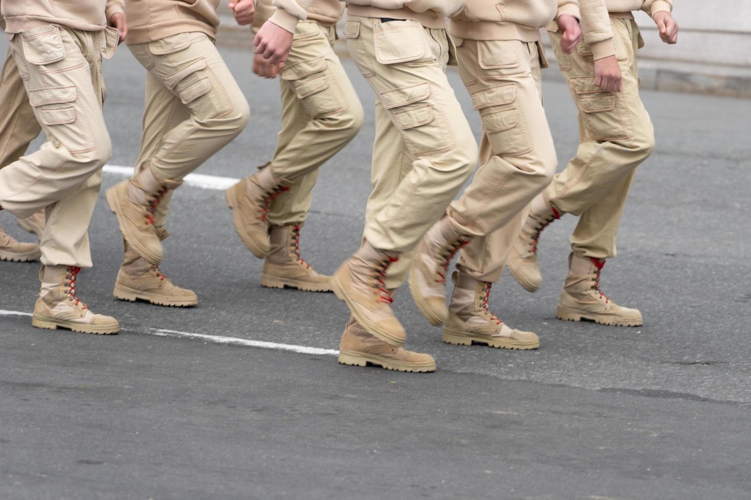 des personnes en uniforme militaire léger sont sur les réseaux routiers photo