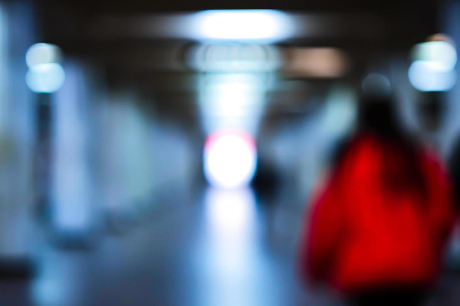 silhouettes en mouvement floues dans un passage souterrain. photo