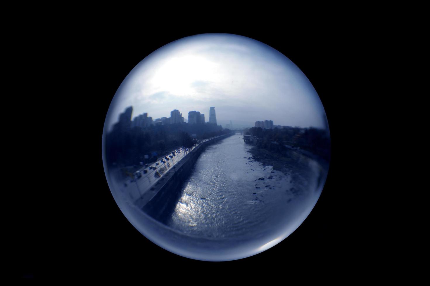 paysage vu à travers la boule d'objectif. photo