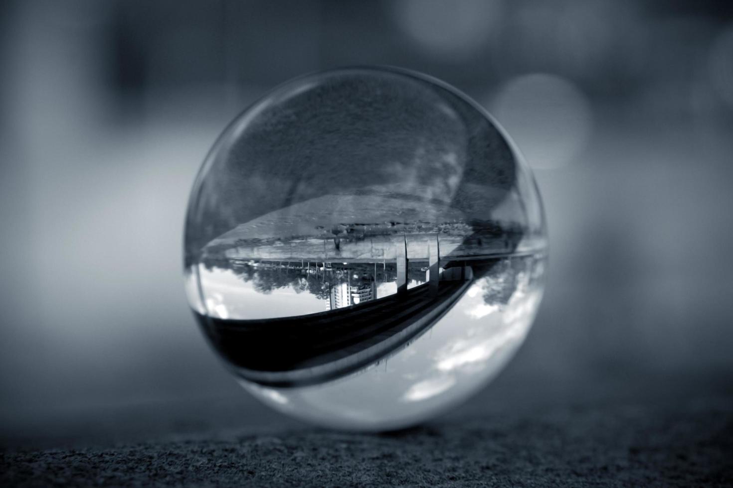 paysage vu à travers la boule d'objectif. photo