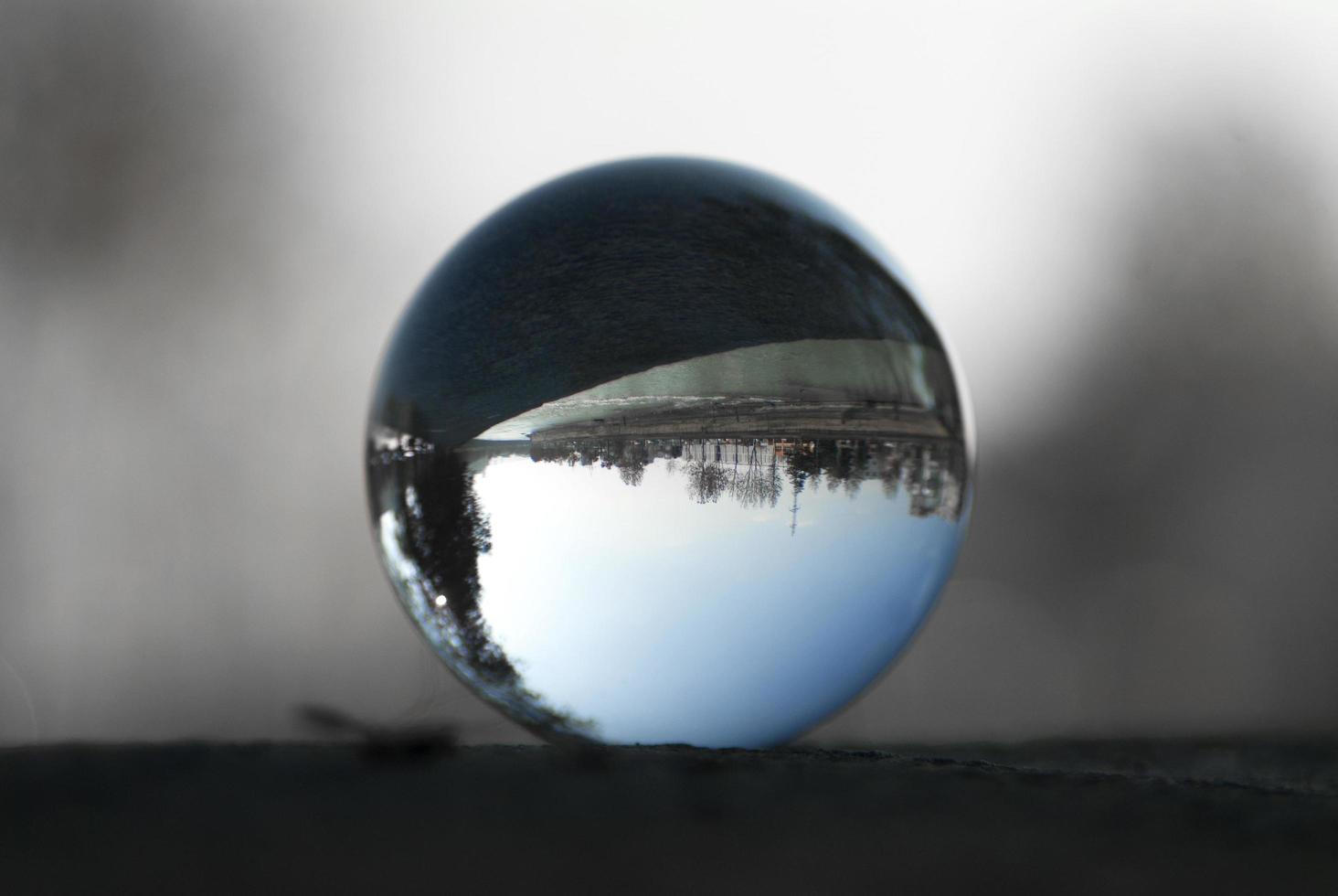 paysage vu à travers la boule d'objectif. photo