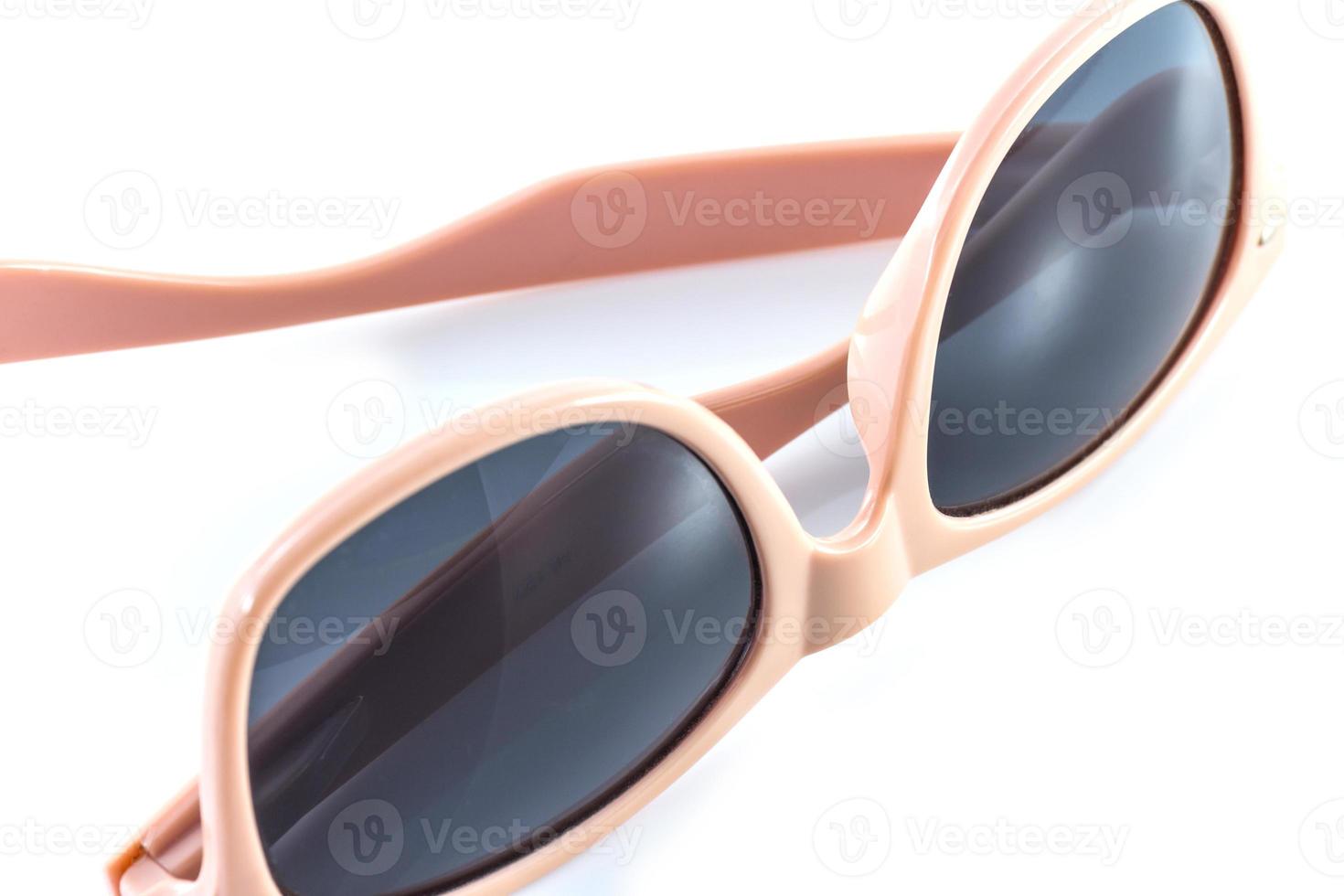 rose des lunettes de soleil sur blanc Contexte photo