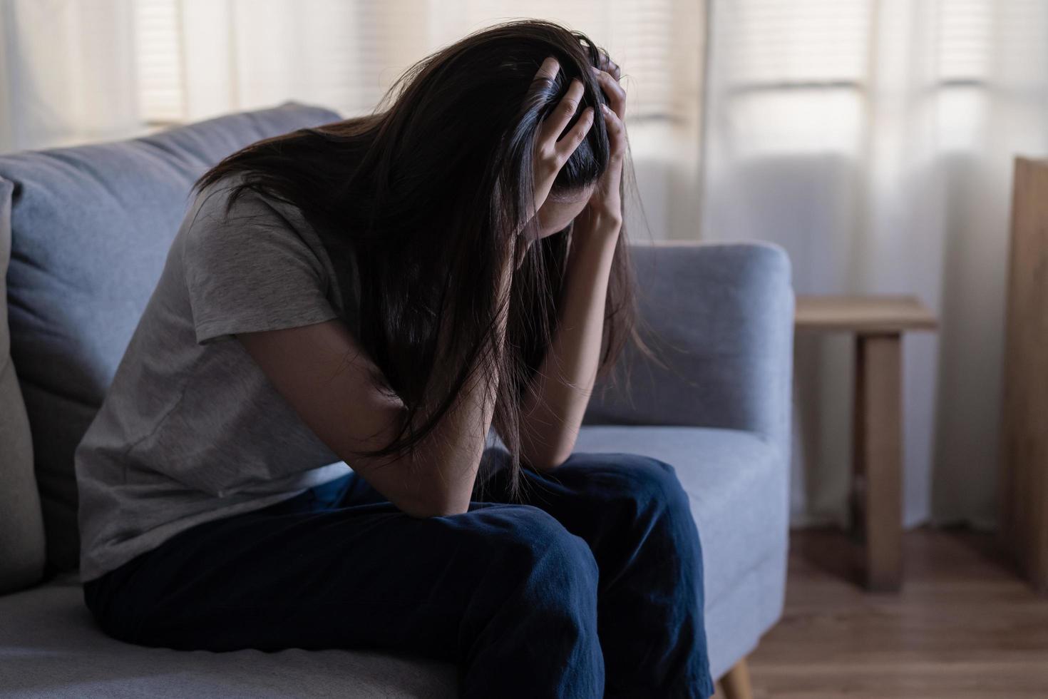 mental santé, déprimé triste asiatique Jeune femme, fille séance sur canapé, canapé, expression à visage difficulté, échec et épuisé. réfléchi inquiet Souffrance la dépression sentiment seul, seul à Accueil photo