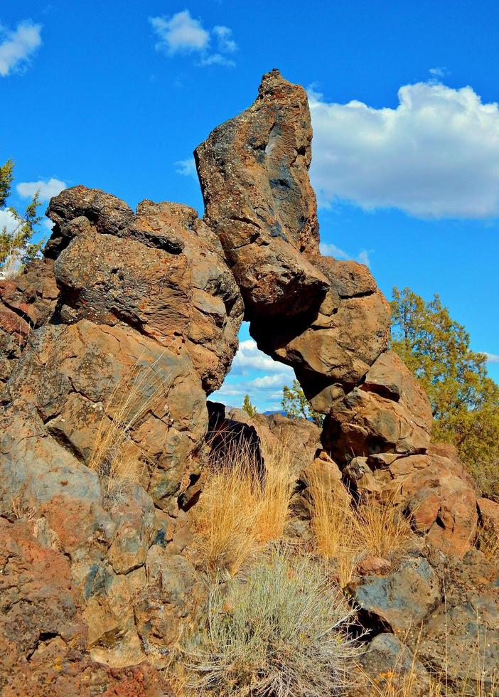 arcade du désert - arche naturelle à steamboat rock - à l'ouest de terrebonne, ou photo